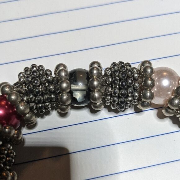 Chunky multi colored bead & silvertone bracelet - Picture 9 of 9